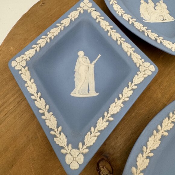 Vintage WEDGWOOD Blue Jasperware BRIDGE SET of 4 TRINKET Dishes Tray Card Suits - Picture 3 of 10